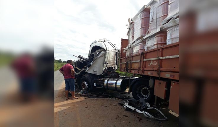 Batidas entre duas carretas deixou uma vítima fatal em Rio Maria