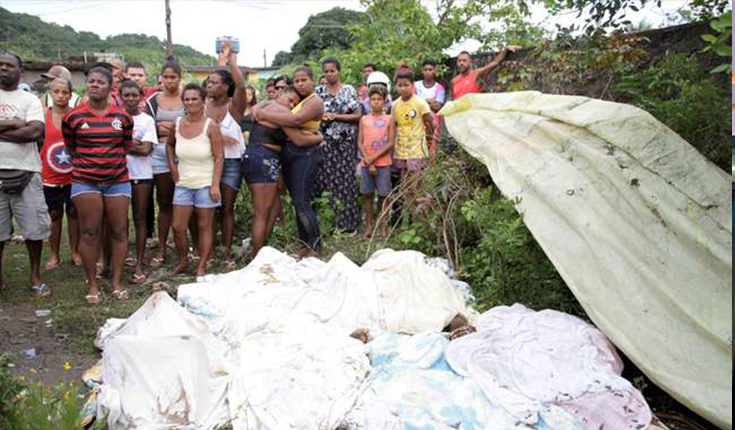 Moradores retiram corpos de manguezal após ação da PM no RJ