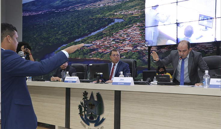 Câmara de Parauapebas empossa Cássio Meneses no lugar de Aurélio Goiano