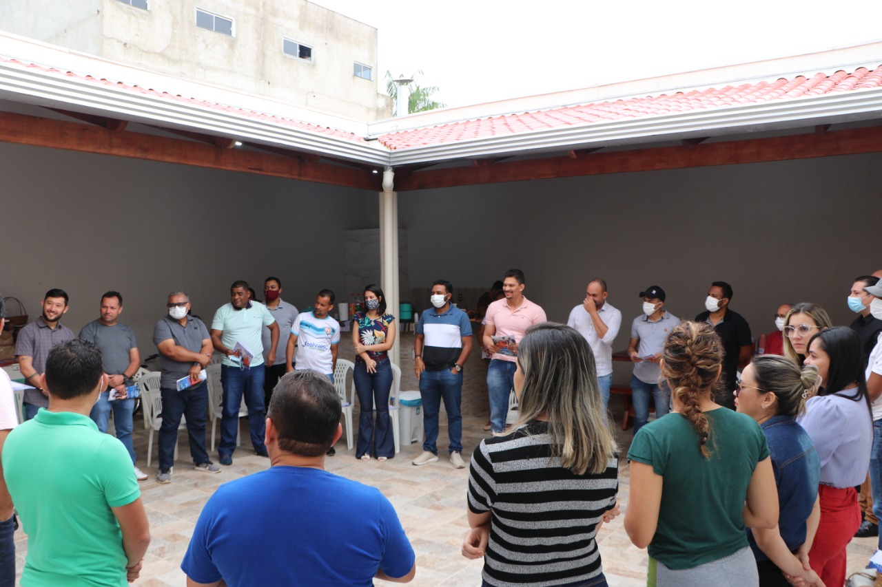 Vereador Josivaldo da Farmácia apresenta seu novo chefe de gabinete.