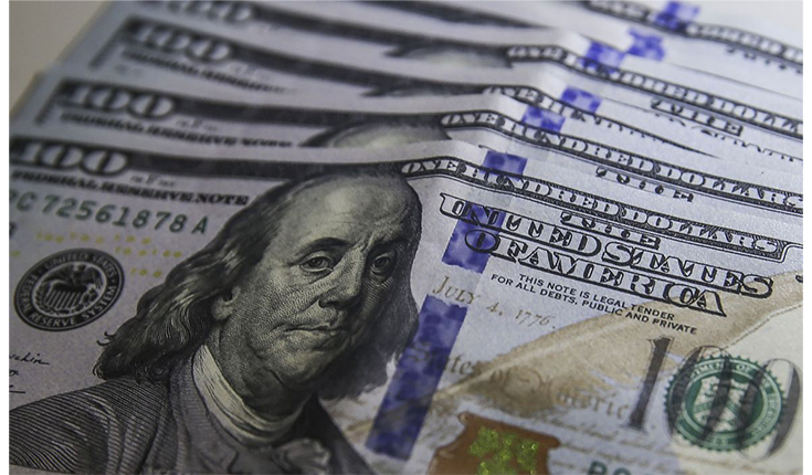 Dólar aproxima-se de R$ 4,90 e fecha no menor valor em nove meses