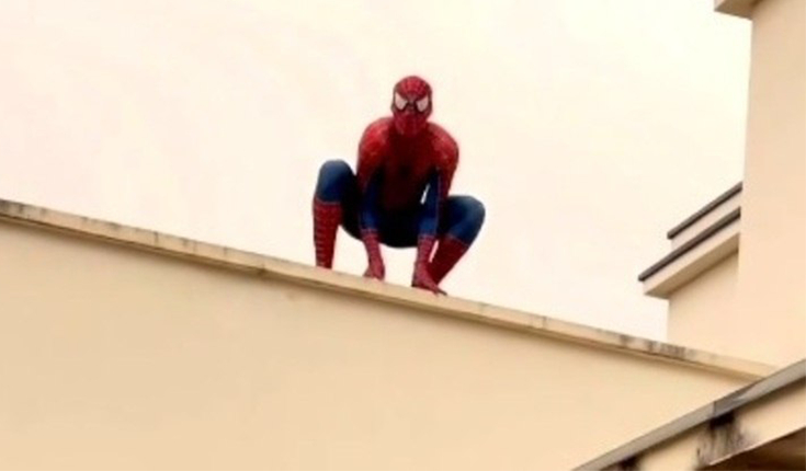 Paquetá se veste de Homem-Aranha e faz surpresa para o filho