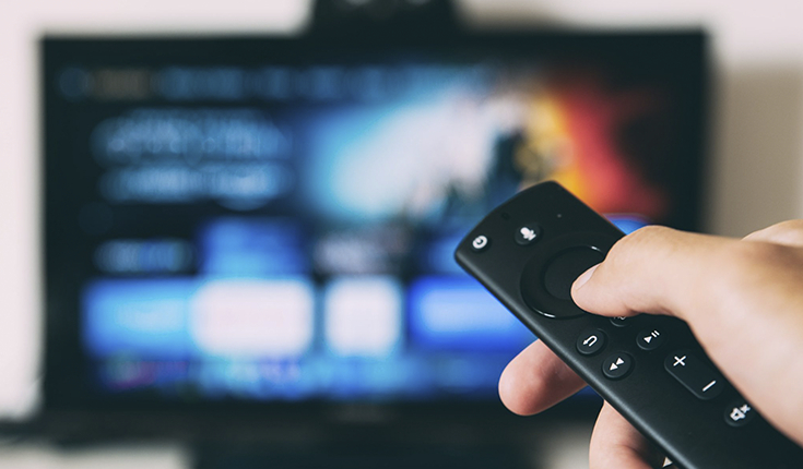 Ficar muito tempo frente na TV e ser sedentário, afeta o sono dos idosos