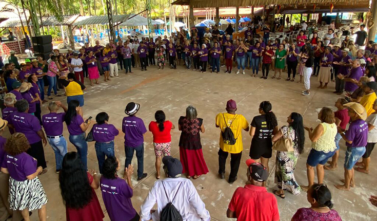 Manhã de lazer reúne dezenas de idosos no encerramento da campanha Junho Violeta