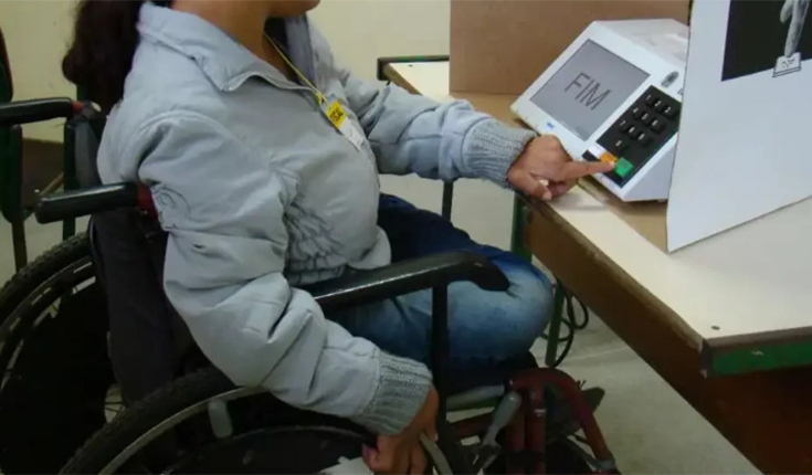 Comped treina pessoas com deficiência para uso de urna eletrônica