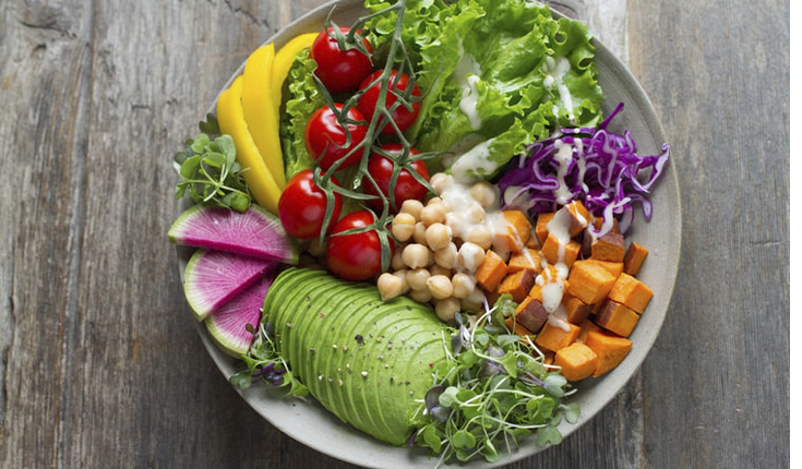 4 Hábitos alimentares que devem ser evitados após os 50 anos