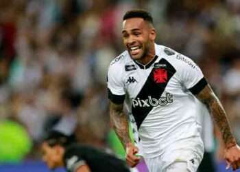 Vasco vence Botafogo no Maracanã para entrar no G4 do Carioca