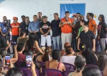 Governador Helder Barbalho visita famílias atingidas por enchente do rio Uriboca e determina ações emergenciais