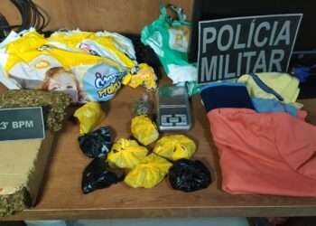 Mulher grávida é pega com quase um kilo de  droga esconda entre fraudas e roupas de criança