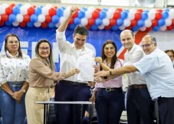 Josemira e Helder assinam ordem de serviço para construção de escola técnica em Canaã