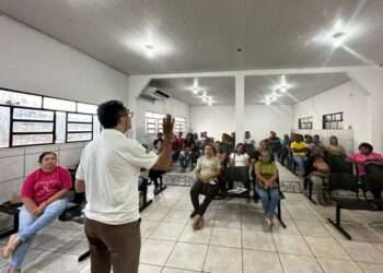 Agentes de saúde recebem treinamento em alusão ao Dia Mundial da Luta contra a Malária nesta terça-feira (25)