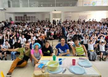 Espetáculo teatral, com foco no consumo consciente de energia, é apresentado em escolas de municípios paraenses