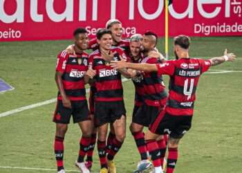 Flamengo espanta má fase e vence Coritiba na estreia do Brasileirão