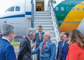 Lula chega a Londres para coroação do Rei Charles III