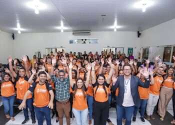 Cerimônia de certificação do Projeto Jovem Profissional tem tradução simultânea em Libras