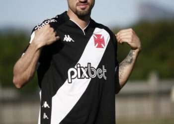 Vasco anuncia contratação do atacante Serginho