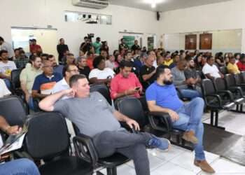 Comunidade lota plenário da Câmara para audiência da LDO