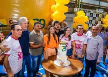 Canaã dos Carajás: As comemorações ao aniversário da cidade continuam e  Servidores da Câmara participam de corte do bolo