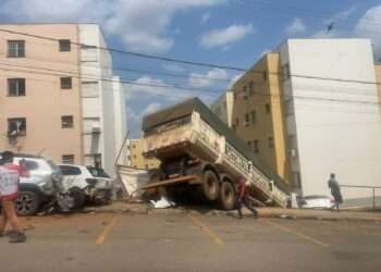 Parauapebas: Após apresentar problemas mecânicos carreta desce ladeira e atinge outros veículos parados