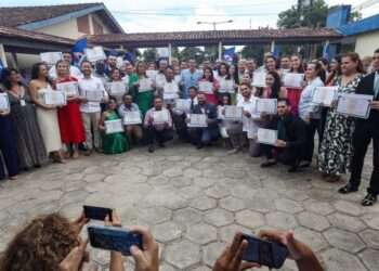 Pará: Governo do Estado entrega diplomas revalidados de medicina pela Uepa no Marajó