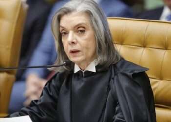 ‘Dizem que nós fomos silenciosas historicamente. Mentira. Nós fomos silenciadas’, diz Cármen Lúcia em sessão do Dia da Mulher