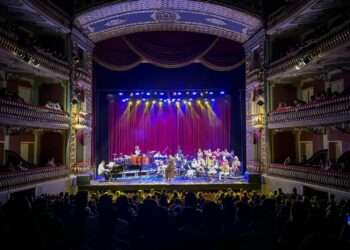Amazônia Jazz Band leva público em uma viagem musical do Frevo ao Samba em noite de celebração no Theatro da Paz