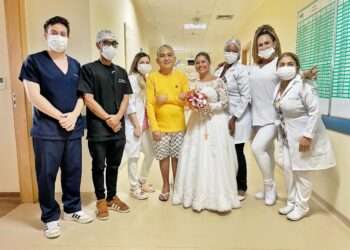 Pará: Vestida de noiva, filha surpreende pai internado no Abelardo Santos, após cerimônia de casamento