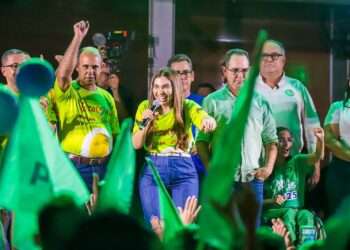 Em 1° comício, Josemira leva mais de 10 mil pessoas às ruas do centro