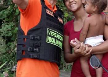 Aqui falta muita água meu prefeito” diz moradora do bairro Maranhão durante caminhada de Aurélio Goiano