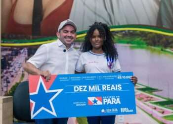 Alunos da rede estadual de Parauapebas recebem cheques do Programa Bora Estudar