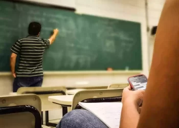 Oito em cada 10 adultos defendem a proibição de celulares em escolas