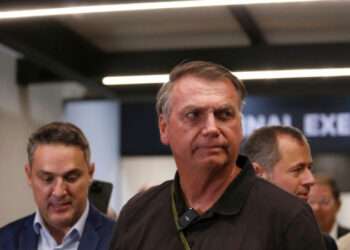 Bolsonaro diz que nunca discutiu a possibilidade de um golpe de Estado, mas estudou outras medidas.