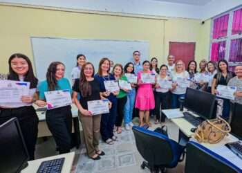 Mulheres em situação de vulnerabilidade recebem certificado de conclusão de curso de inclusão digital