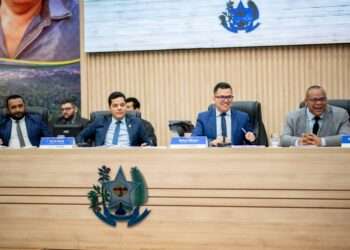 Câmara Municipal aprova contas de 2018 e 2019, adia decisão sobre outros exercícios e levanta questionamentos sobre a gestão do prefeito Darci Lermen.