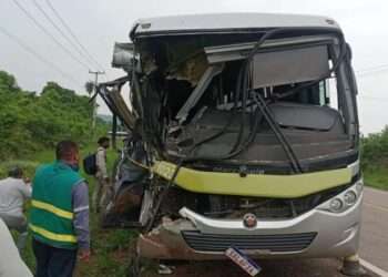 Acidente entre ônibus e micro-ônibus escolar deixa crianças feridas em Canaã