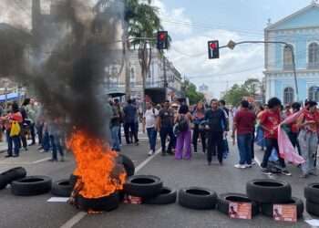 Professores são espancados pela policia nas ruas de Belém