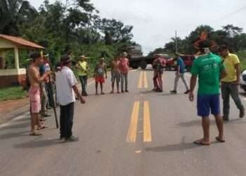 Em apoio ao grupo que ocupa a Seduc, indígenas fecham a BR-153