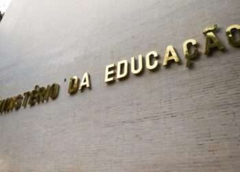 MEC anuncia reajuste no piso salarial dos professores.