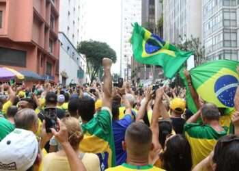 Brasil Retorna ao Status de País de Classe Média com Melhoria na Renda e Ascensão Social
