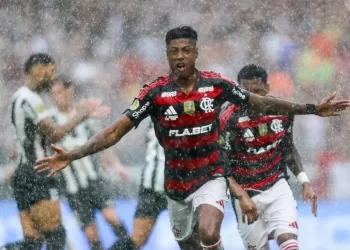 Com chuva de gols, Flamengo vence Botafogo e fatura a Supercopa em Belém
