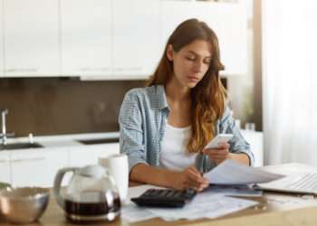 Brasileiros têm 56 milhões de dívidas com os bancos que podem ser quitadas por até R$100, revela Serasa