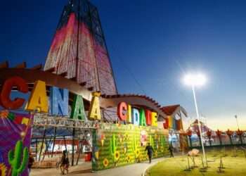 Canaã Cidade Junina inicia concurso de quadrilhas e atrai multidão na terceira noite do evento