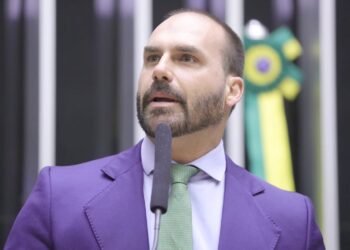 Crise familiar e política: Eduardo Bolsonaro xinga o pai e EUA após declarações sobre Tarcísio “vai decretar o resto da minha vida nesta porr* aqui”