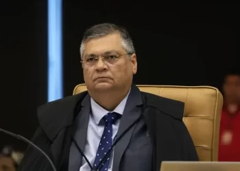 Dino abre investigação contra Bolsonaro, filhos e outros 20 com base na CPI da Covid