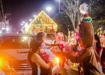 Canaã encanta moradores com 1ª Parada de Natal