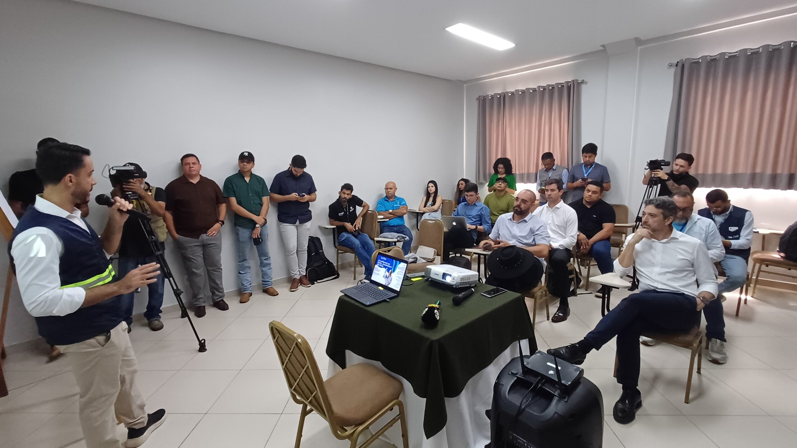 NA COLETIVA DE IMPRENSA FORAM ESCLARECIDOS OS ASSUNTOS PRINCIPAIS