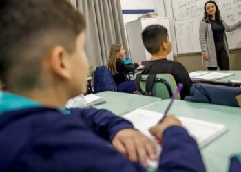 Após aumento do piso salarial, professores vão ganhar mais e pagar menos imposto