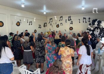 Baile dos anos 60 marca retorno das atividades do SCFV do Cras Altamiro Borba
