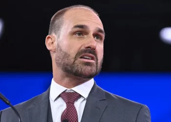 PF afasta Eduardo Bolsonaro de cargo por faltas não justificadas