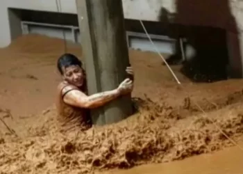 Mulher sobrevive após 3h agarrada a um poste durante enchentes em MG